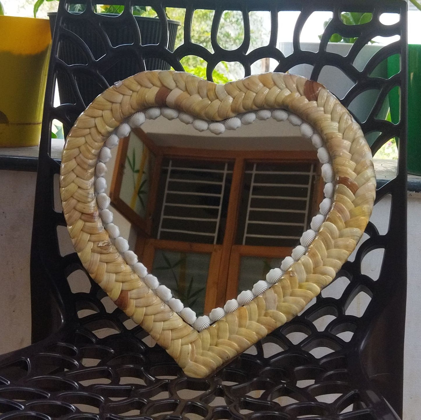 ZENRISE Decorative designer seashell handicraft oval framed wall mirror, 33 cm, Beige